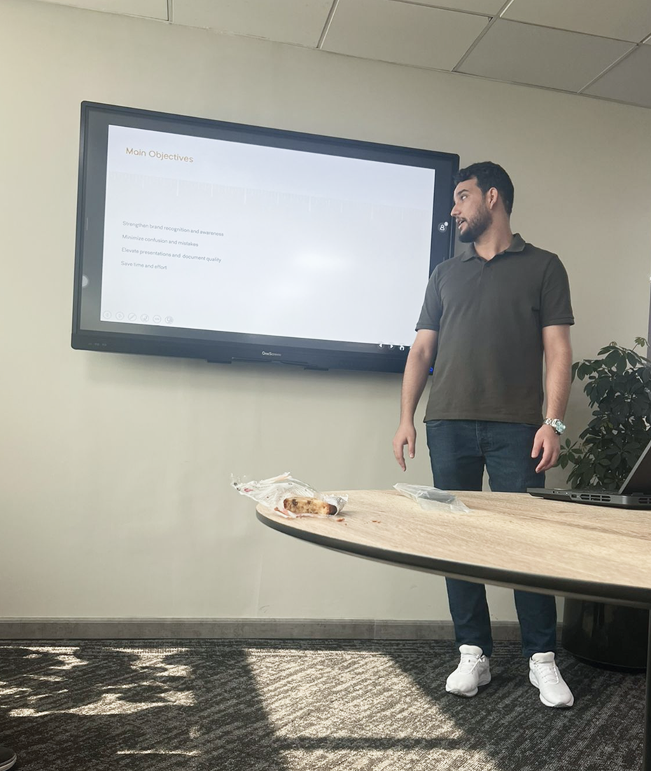 Presenting main objectives in a team meeting